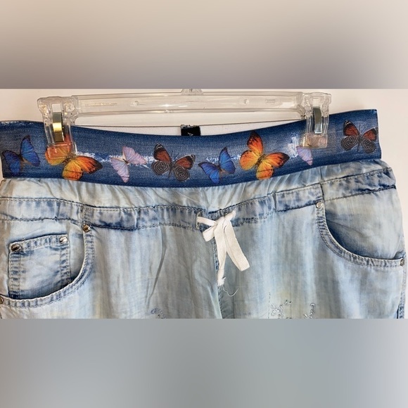 𝅺SEXY Washed Off Cropped Jeans with Rhinestone Detail - Picture 5 of 11